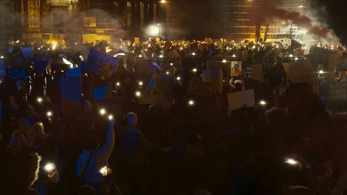 La nuit se traîne