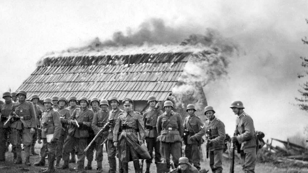 L'Est de l'Europe entre Hitler et Staline : Une terre de sang
