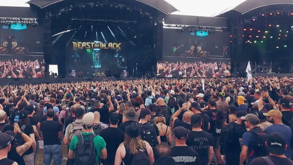 Hellfest et Burning Man : l'incroyable succès des festivals les plus fous du monde